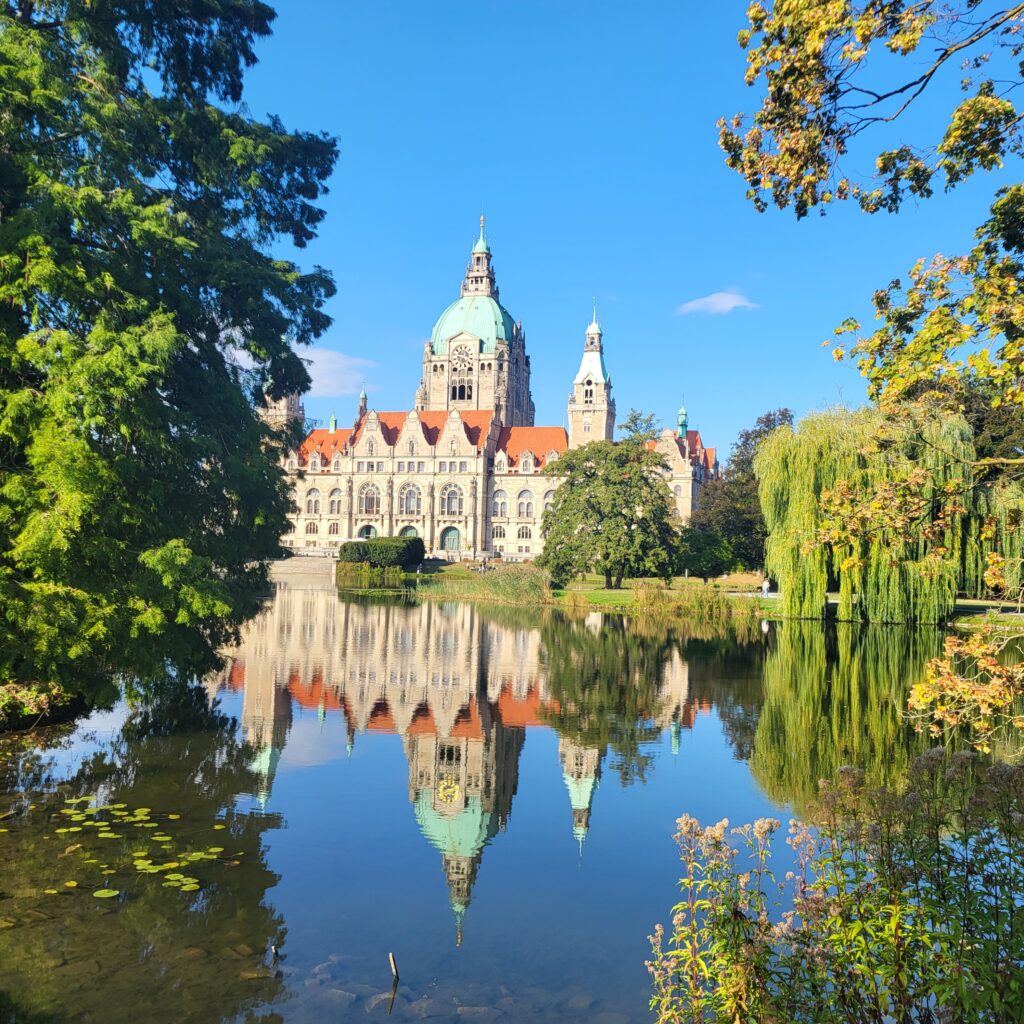 🌿 Bewegung mit Aussicht – Walkingkurs rund ums Neue Rathaus & den Maschsee🦆🌊